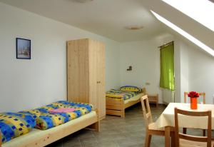 En eller flere senger på et rom på Pension Camp Prager