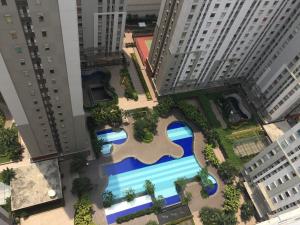 an overhead view of a pool in a city with tall buildings at Grandboutique-Inn in Jakarta