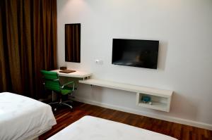 TV a/nebo společenská místnost v ubytování Pine Garden Hotel