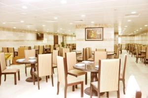 Un restaurante u otro lugar para comer en Narjes Al Hadeqa Hotel