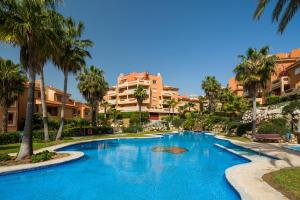 Bazén v ubytovaní La Reserva de Marbella Penthouse alebo v jeho blízkosti