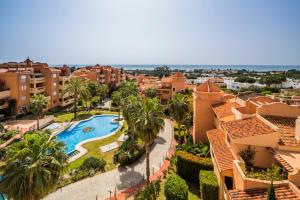 Bazén v ubytovaní La Reserva de Marbella Penthouse alebo v jeho blízkosti
