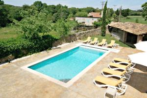 ein Swimmingpool mit Stühlen und ein Haus in der Unterkunft La Requisa in Pontós