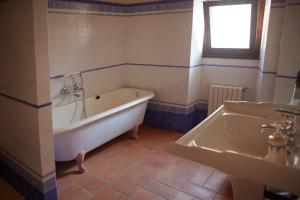 Ein Badezimmer in der Unterkunft La Requisa