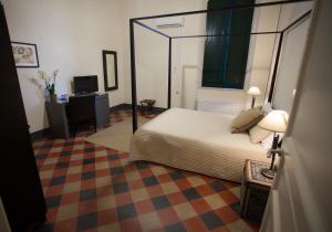 A bed or beds in a room at Le stanze del Capostazione