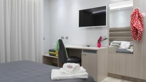 TV a/nebo společenská místnost v ubytování Alludo Aparthotel b&b