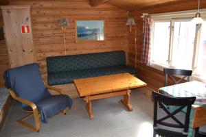 um quarto com um banco, uma mesa e uma cadeira em Vekve Hyttetun em Oppdal