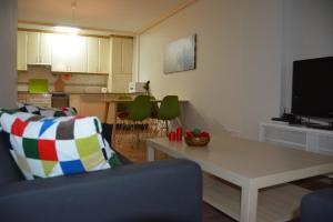 salon z kanapą i stołem w obiekcie For You Rentals Barrio del Pilar apartment SAR28 w Madrycie