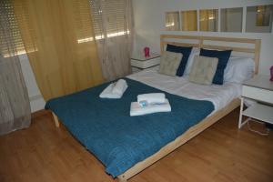 1 dormitorio con 1 cama con toallas en For You Rentals Barrio del Pilar apartment SAR28, en Madrid