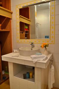 a bathroom with a sink and a mirror at Apartamento Silveira in Furnas