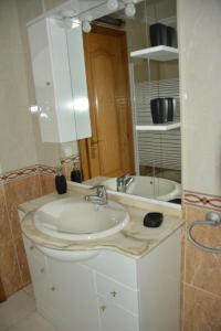 For You Rentals Barrio del Pilar apartment SAR28 욕실