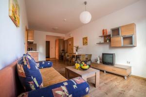 Un televizor și/sau centru de divertisment la Step Hotel