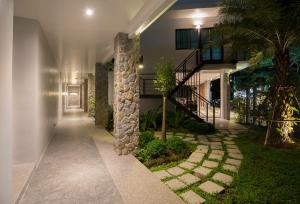 un pasillo de una casa con pasarela en Pumeria Resort Phuket - SHA Plus, en Bang Tao Beach