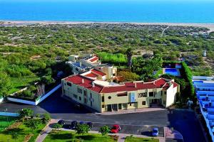 una vista aérea de una casa en la playa en Praia da Lota Resort – Beachfront Hotel, en Manta Rota