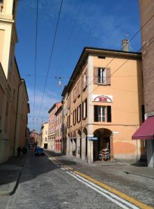 ボローニャにあるIl Tiro Roomsの建物のある都市の空き道