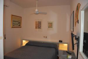 Postelja oz. postelje v sobi nastanitve Appartamenti Camelia e Gabry - Zona mare con posti auto e terrazze