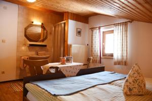 1 dormitorio con 1 cama y baño con lavamanos en Payrhof, en Annaberg im Lammertal