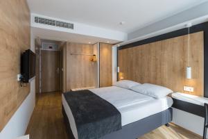 Postel nebo postele na pokoji v ubytování M Hotel