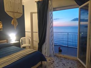 sypialnia z łóżkiem i widokiem na ocean w obiekcie Casa Alba w Cefalù