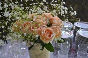 um vaso cheio de rosas cor-de-rosa numa mesa em Pousada Canto do Curió Paraty em Paraty