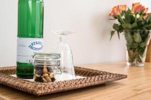 una botella de agua y un frasco de frutos secos en una mesa en Weddeler Hof, en Cremlingen