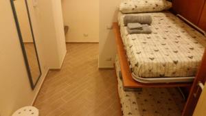 ナポリにあるB&B Residenza Il castelloの小さなお部屋で、二段ベッド2組が備わります。