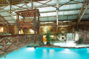 a large swimming pool in a large room at Disney’s Davy Crockett Ranch in Villeneuve-le-Comte