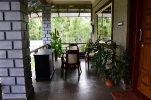 Zahrada ubytování Srinikethana Home Stay with Swimming Pool
