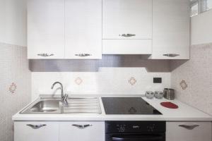 A kitchen or kitchenette at Balconies d'Orlando