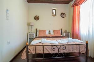 sypialnia z łóżkiem z różowymi poduszkami w obiekcie Casa Di Porto w Chanii