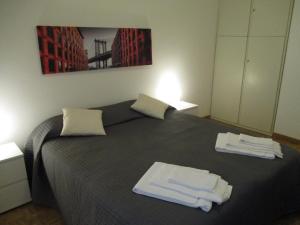 una camera da letto con un letto e asciugamani di Casa Roby a Verona
