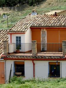 une maison avec un balcon au-dessus dans l'établissement Casa Lugaré, à Ayerbe