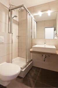 W łazience znajduje się toaleta, umywalka i prysznic. w obiekcie Gästehaus am Kurpark w mieście Villingen-Schwenningen