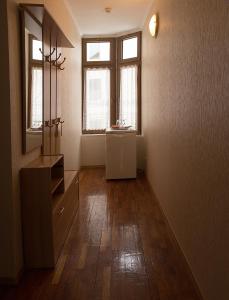an empty room with a sink and two windows at Starye Bendery in Bender