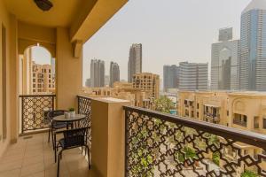 uma varanda com uma mesa e cadeiras e um horizonte da cidade em Near Burj Khalifa & Dubai Mall - Zanzabeel em Dubai