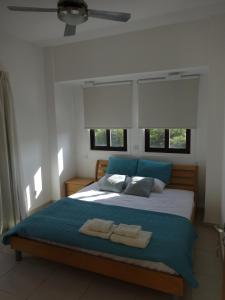 Postel nebo postele na pokoji v ubytování Cy-Blue