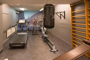 een fitnessruimte met loopbanden en een bokszak bij Laponia Hotell & Konferens in Arvidsjaur