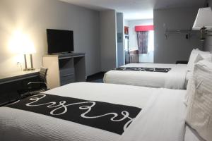 Lova arba lovos apgyvendinimo įstaigoje Paris Inn & Suites