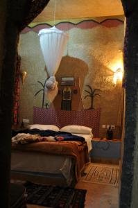 Giường trong phòng chung tại Riad Aicha & Camel Trekking