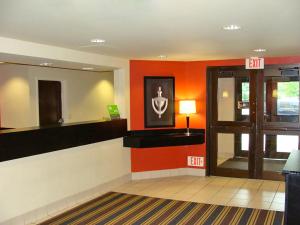 a lobby of a fast food restaurant with a mirror at Extended Stay America Suites - Princeton - South Brunswick in South Brunswick Terrace