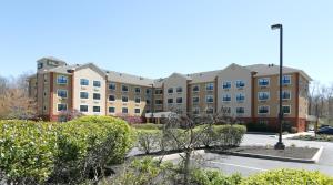 un edificio de apartamentos con un aparcamiento enfrente en Extended Stay America Suites - Princeton - South Brunswick, en South Brunswick Terrace