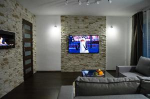 Televízia a/alebo spoločenská miestnosť v ubytovaní Apartamenty Maria