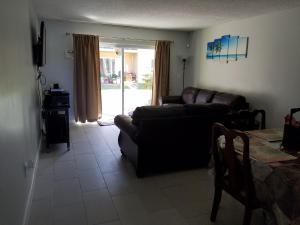 un soggiorno con divano e tavolo di Pelican Inlet E130 a Crescent Beach
