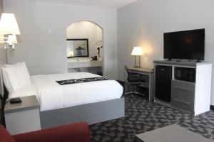 En eller flere senger på et rom på Paris Inn & Suites