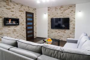 Televízia a/alebo spoločenská miestnosť v ubytovaní Apartamenty Maria