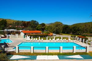 una gran piscina con sillas y un complejo en Pio Pico Camping Resort Two-Bedroom Cabin 12, en Jamul