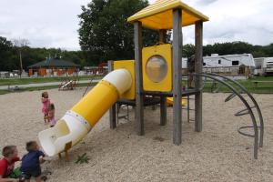 un parque infantil con un cohete en un tobogán en Blackhawk RV Campground Cabin 1 en Milton