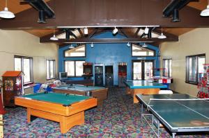 pokój z kilkoma stołami do ping ponga w obiekcie Pio Pico Camping Resort Studio Cabin 10 w mieście Jamul