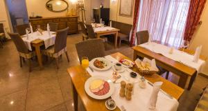 ein Restaurant mit Tischen und Stühlen mit Essen darauf in der Unterkunft Starye Bendery in Bender