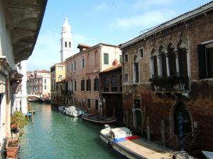 ein Kanal in einer Stadt mit Booten im Wasser in der Unterkunft Cà Bollani in Venedig